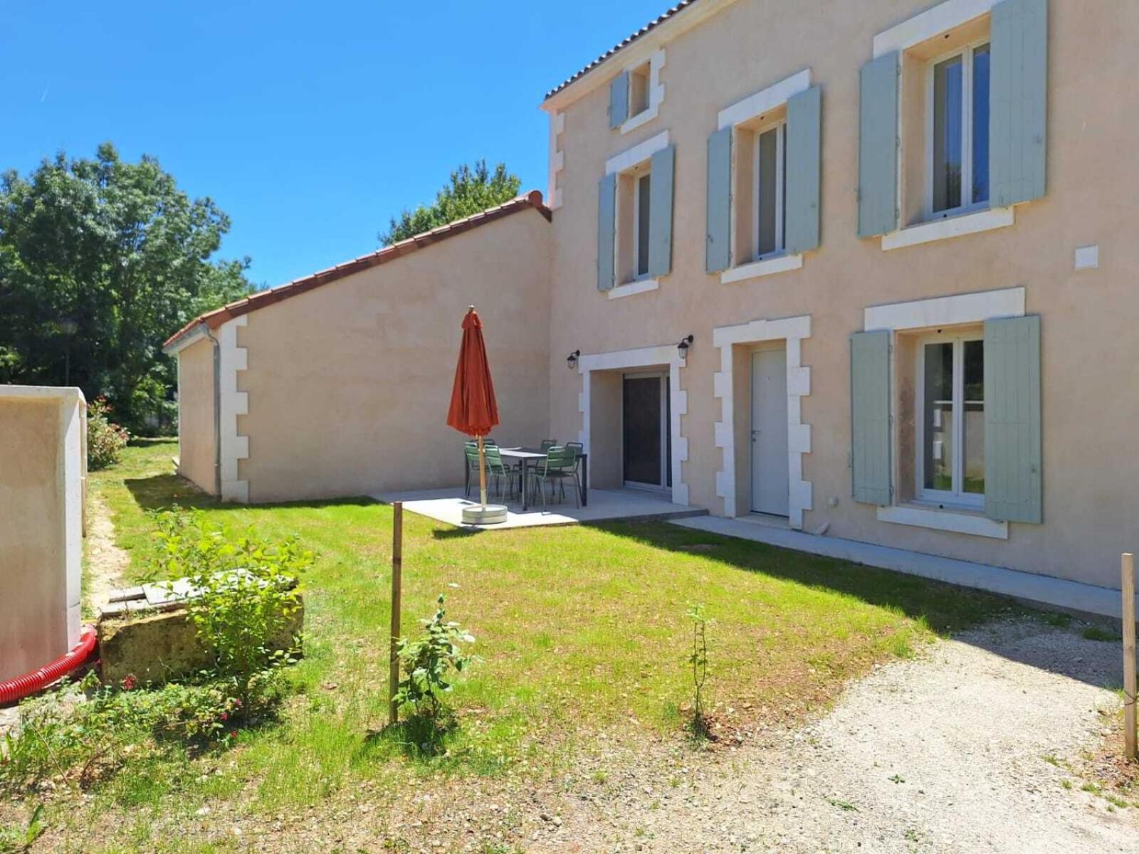 Au Son De L'eau Apartment *