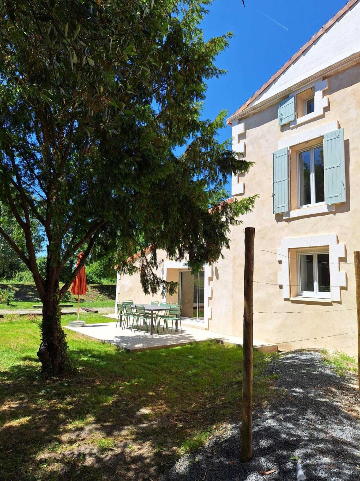 Au Son De L'eau Apartment *